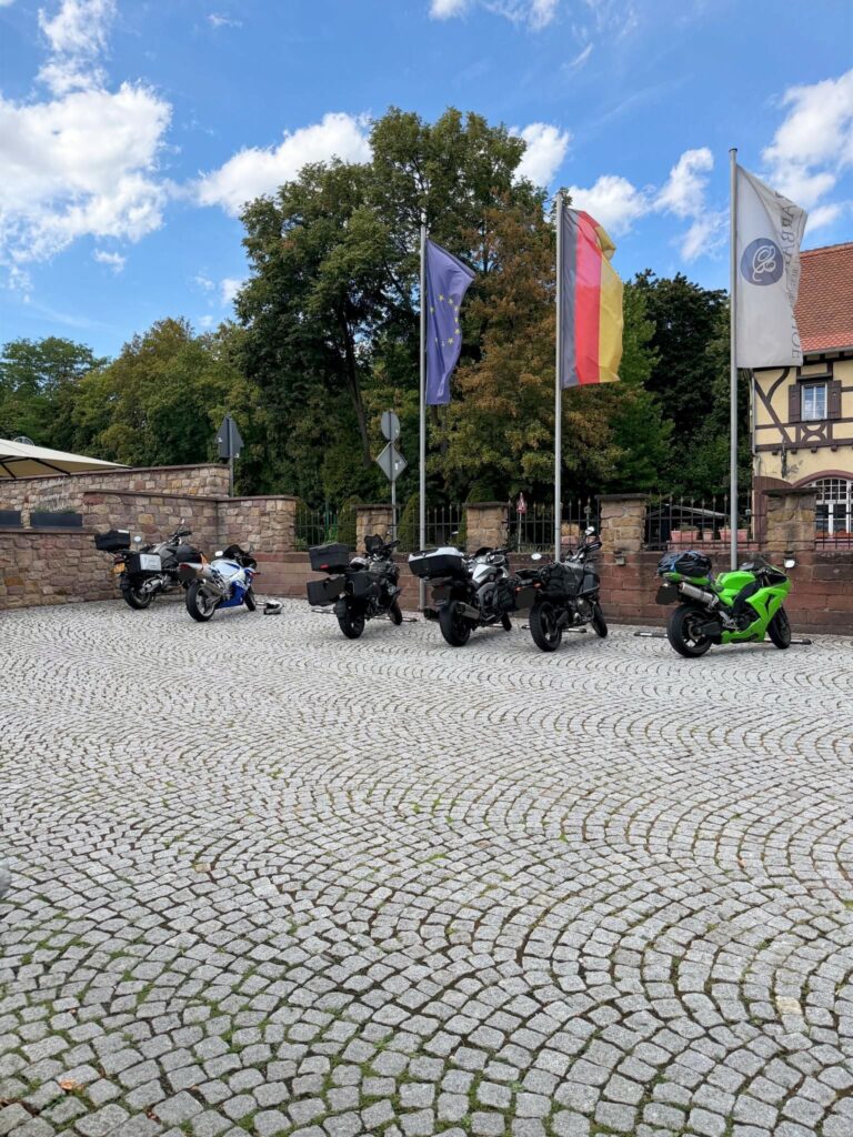 Der perfekte Biker-Stopp in der Pfalz: Motorradfahrer-Übernachtungen im Barbarossahof Kaiserslautern
